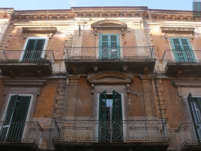 Foto 7. Lo stesso elemento architettonico lo ritroviamo poco pi� avanti su un�altra casa antica, bellissima ma chiaramente in declino. Un vero peccato perch� le sue ringhiere in ferro sono uniche per il loro ornamento centrale: un rosone con una serie di assi che si irradiano dal nucleo centrale 